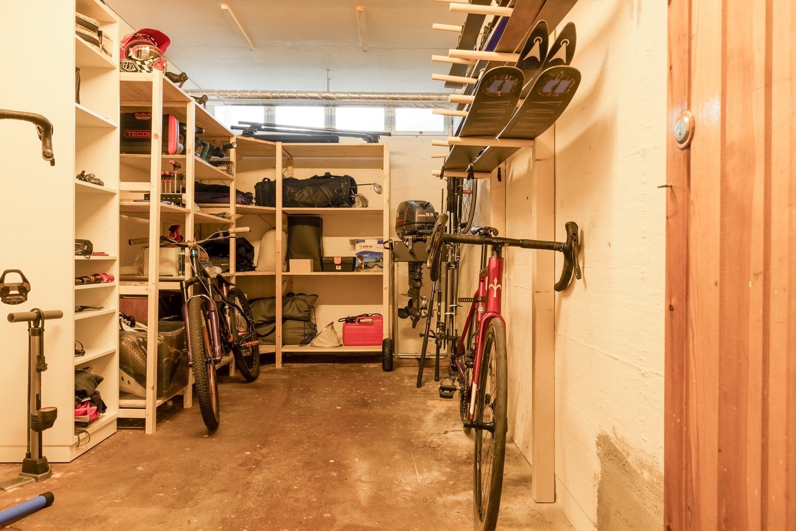 I kjelleren har man to boder. Her fra den største på hele 10,2 m². Ekstra høyde - svelger alt av ski, bildekk, verktøy og klatreutstyr. Tørrskodd adkomst. Galleribilde