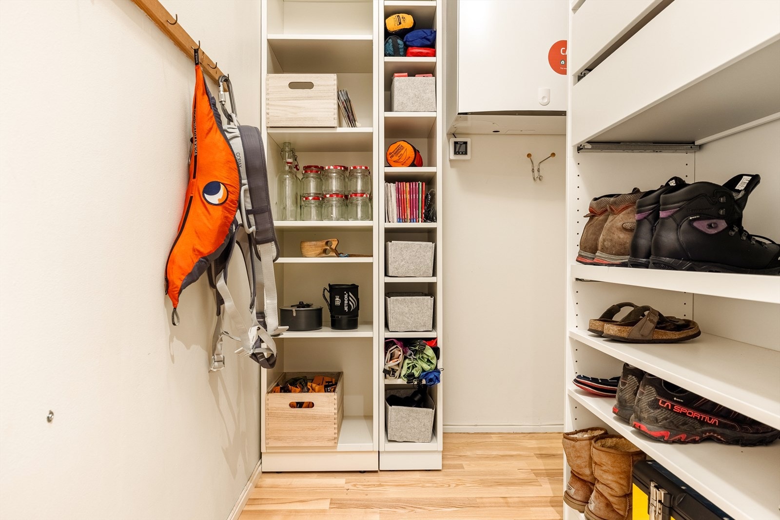 Innvendig bod /teknisk rom på 2,2 m². Smart lagringsrom i leiligheten - hold støvsuger, vinlager eller tursekker ute av syne. Galleribilde