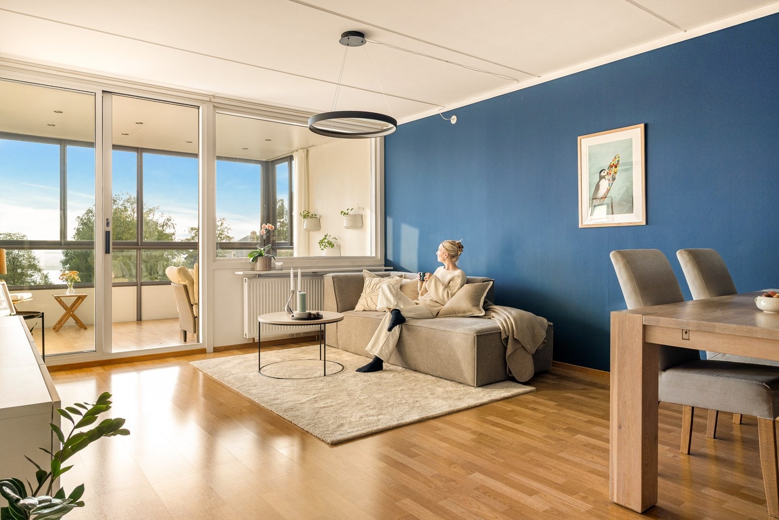 Boligen har balansert ventilasjon fra 2020. Dette sørger for frisk luft inn, brukt luft ut - og varmegjenvinning som holder strømforbruket nede. Galleribilde