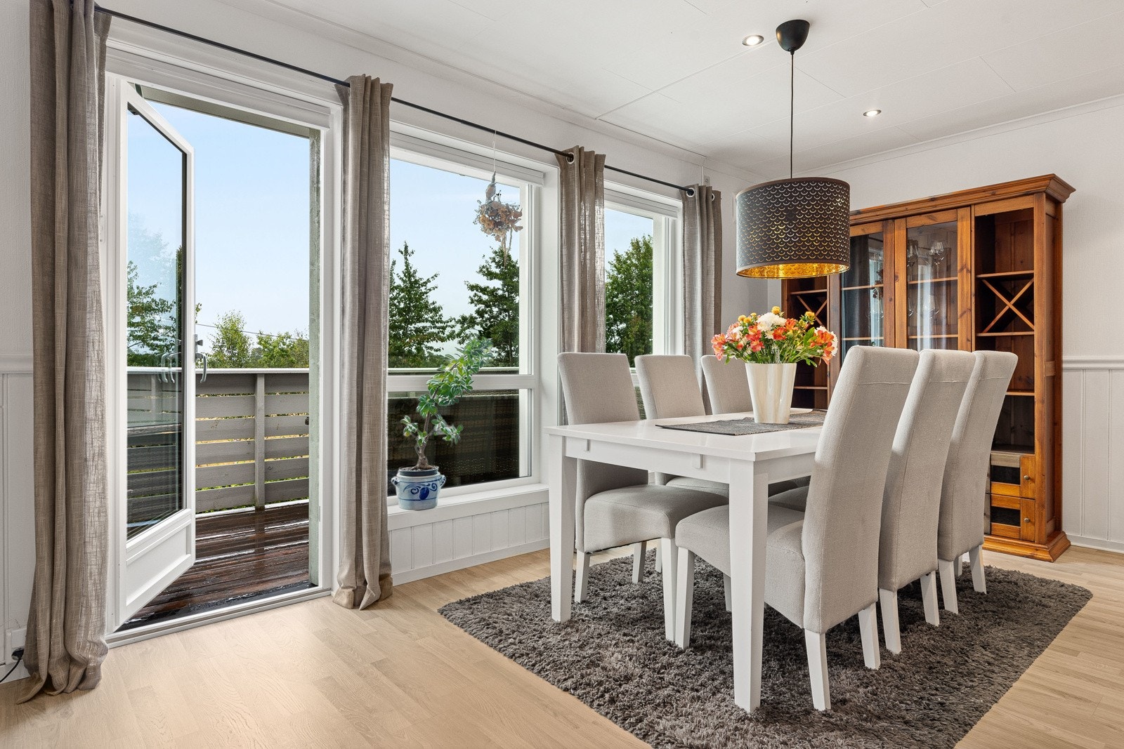 Stuen har utgang til en terrasse på ca. 8,2 kvm - en herlig romforlengelse i sommerhalvåret. Galleribilde