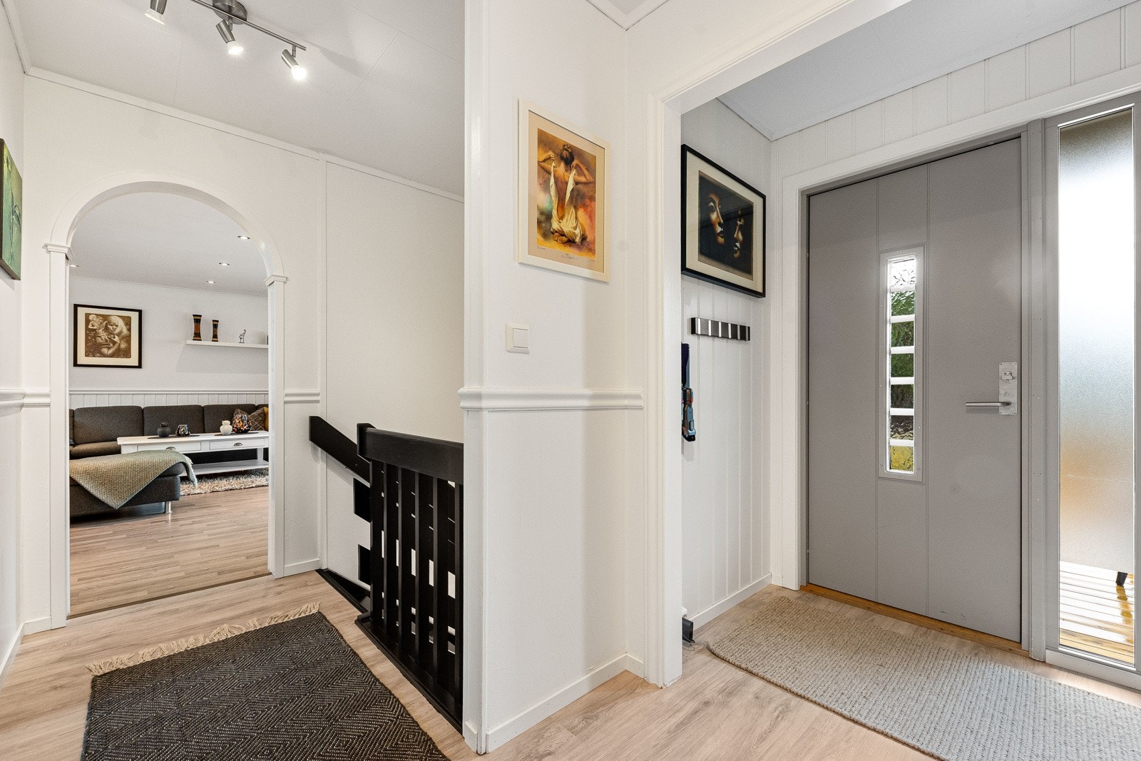 Deler av rekkehuset ble oppgradert med nytt laminatgulv i 2023. Galleribilde