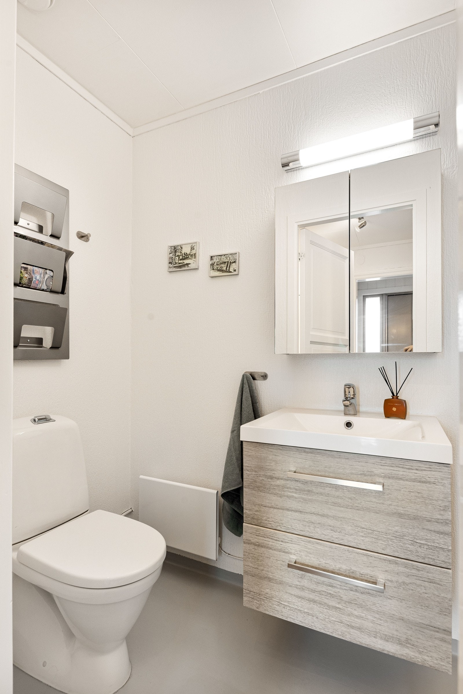 Ved gangen har boligen et praktisk gjestetoalett med wc og innredning fra 2016. Galleribilde