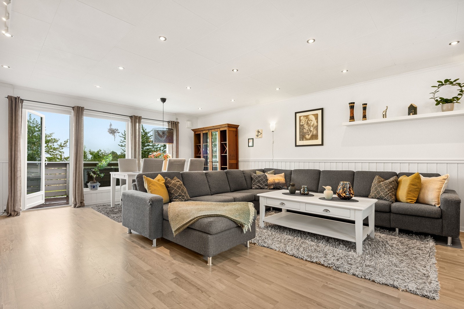 Dagslyset i stuen suppleres ypperlig av downlights i hele taket. Galleribilde