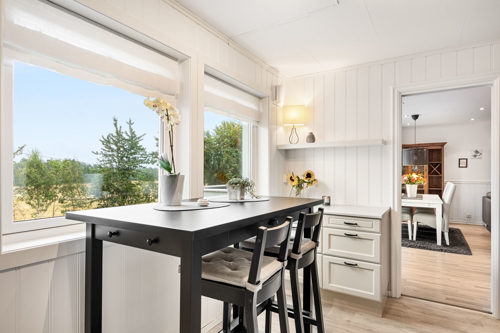 Ved vinduene er det rom for en hyggelig, liten spiseplass, perfekt for rolige morgenstunder med kaffekoppen i hånda. Galleribilde
