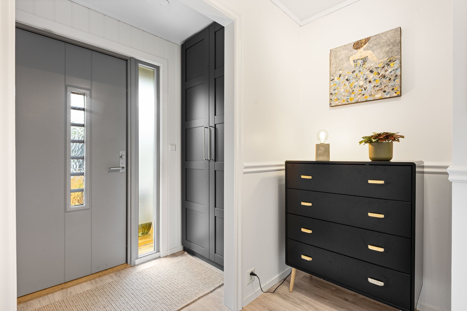 Plassen er godt unyttet i hele huset, og vindfanget har en smart garderobeløsning for yttertøyet. Galleribilde