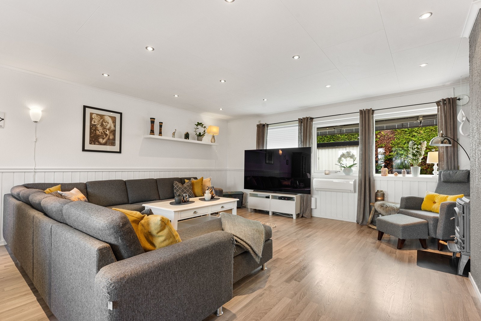 Stuen er et pent og romslig oppholdsrom for både store og små, som innbyr til hygge fra tidlig morgen til sent på kveld. Galleribilde