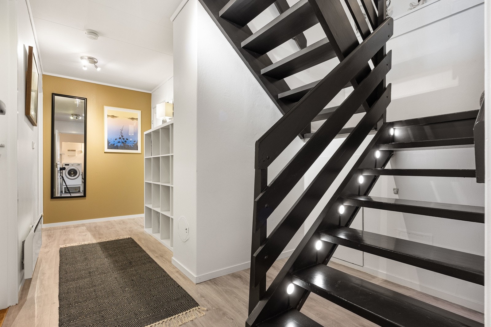 Trappen er malt i 2024 og er utstyrt med innfelt belysning i trinnene. Galleribilde