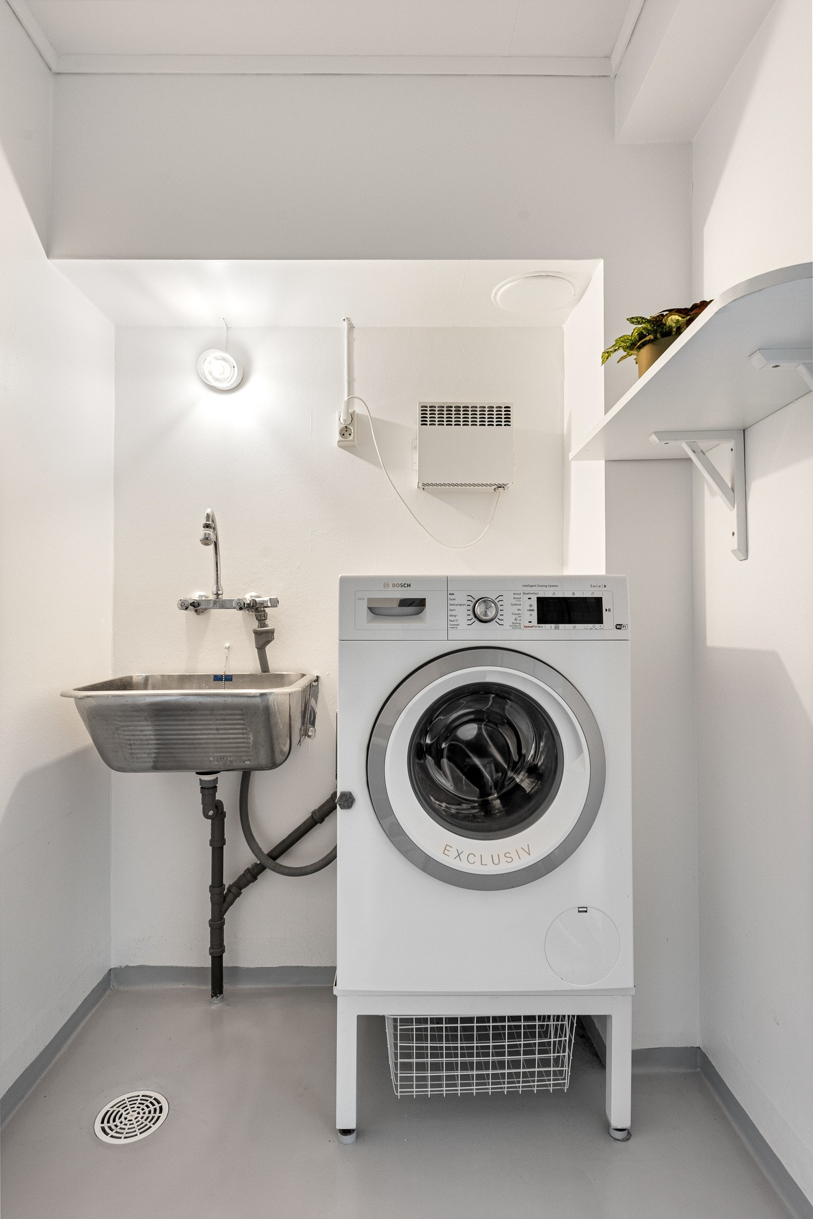 I tilknytning til badet finner man et separat vaskerom for enklere hverdager. Galleribilde