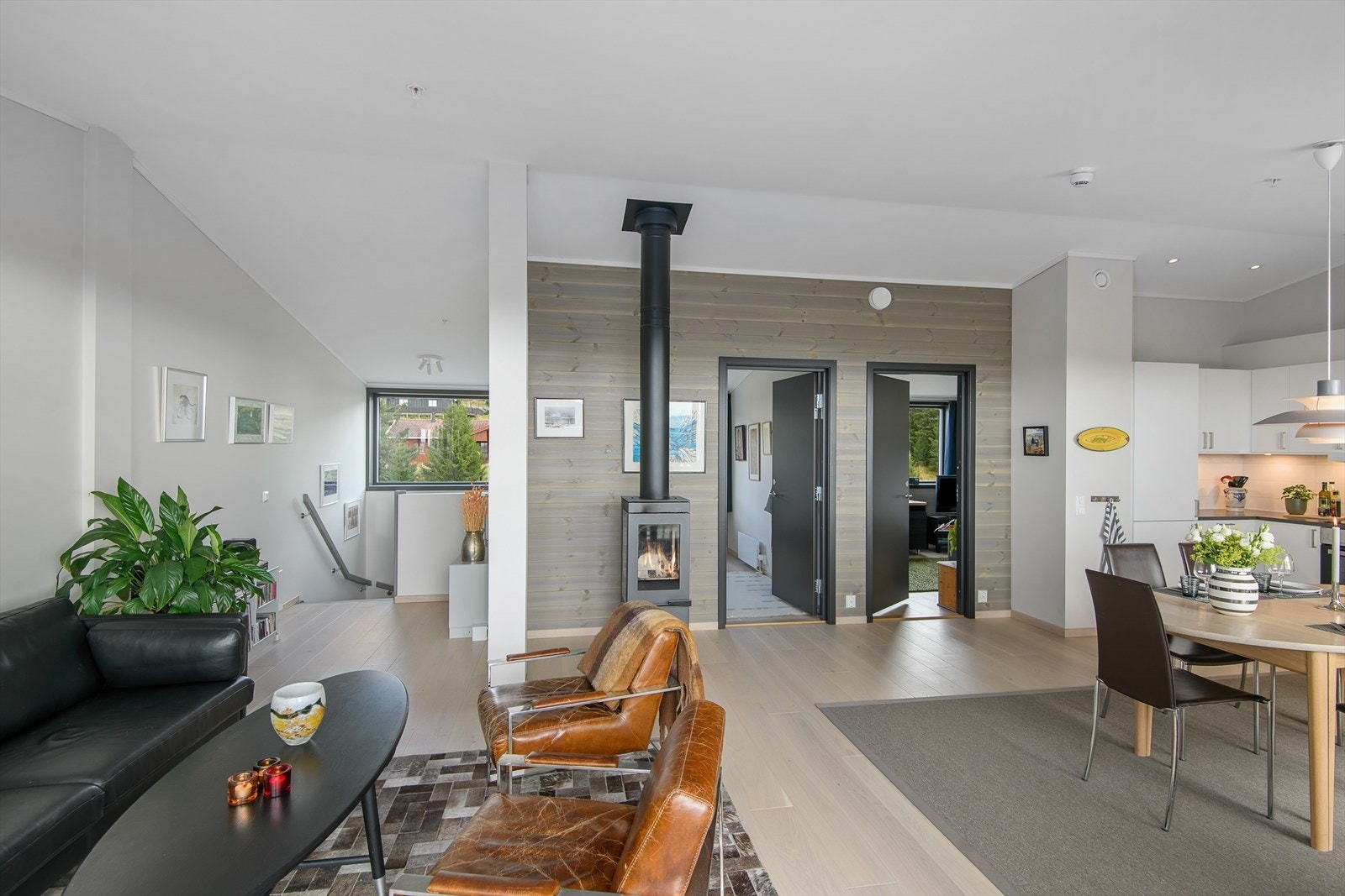 Åpent og inkluderende rom, med lett adkomst til kjøkken og begge soverommene i toppetasjen. Galleribilde