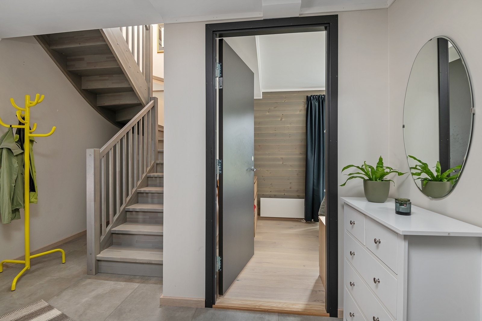 Gang/ trapperom opp til etasjen over, samt inngang til bad og ett av leilighetens tre soverom. Galleribilde