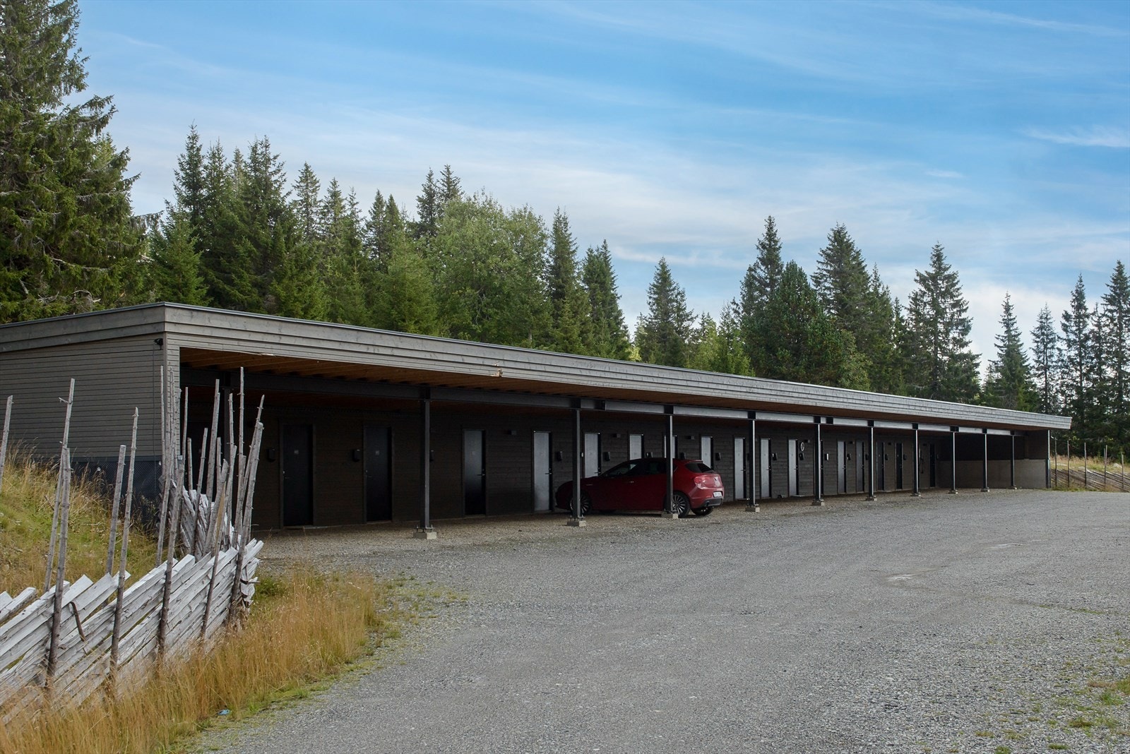 Felles carportanlegg. Leiligheten har en biloppstillingsplass i carport, samt en bod i bakkant Galleribilde