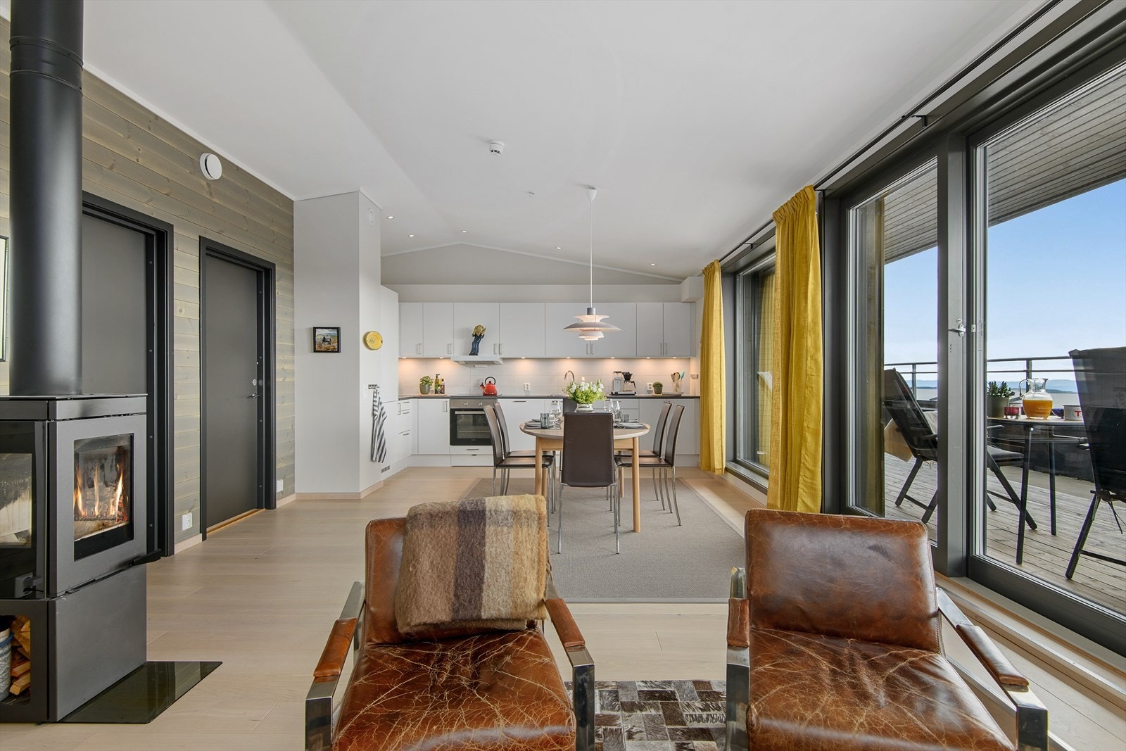 Det er åpen løsning mellom stue og kjøkken. Galleribilde