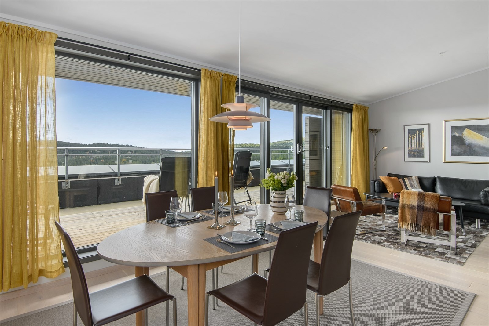 Romslig spisestue med åpen planløsning, perfekt for sosiale sammenkomster og hverdagsliv. Galleribilde