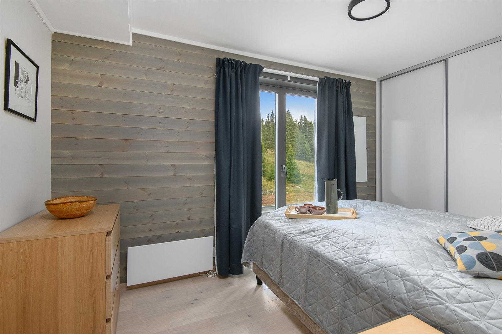 Hovedsoverom med romslig garderobe og et stort vindu. Galleribilde