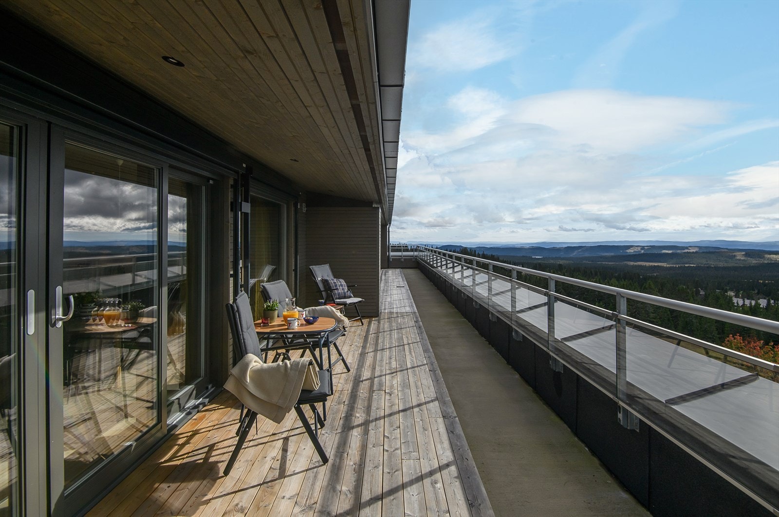 Fantastisk utsikt over Nordseter fra en delvis takoverbygget terrasse. Galleribilde