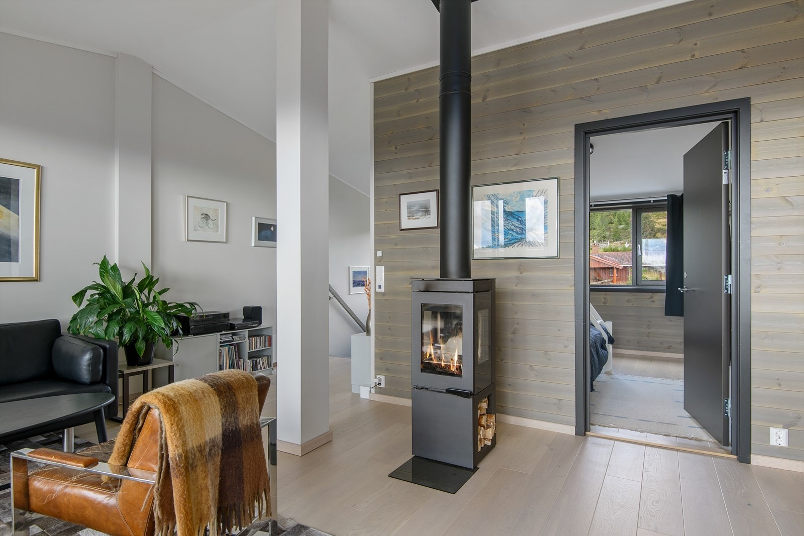 Vedovnen er plassert i stuen i toppetasjen Galleribilde