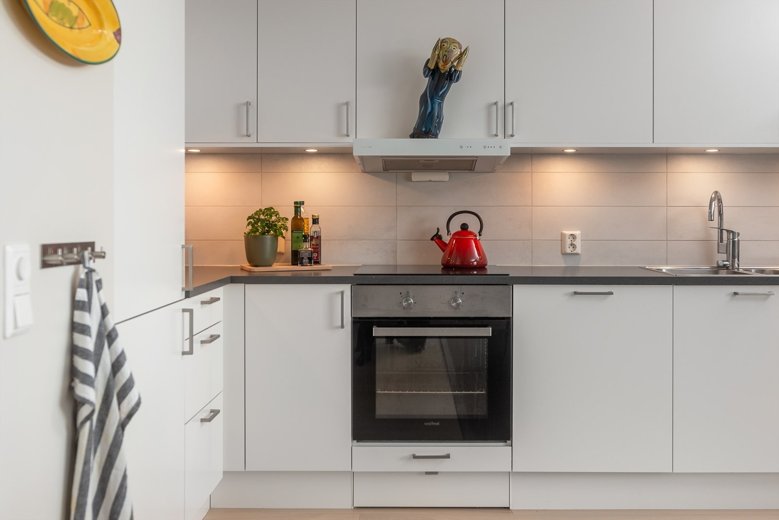 God plass til oppbevaring av kjøkkenutstyr og matlaging. Integrerte hvitevarer som stekeovn, platetopp, kjøl/fryseskap og oppvaskmaskin medfølger handelen. Galleribilde