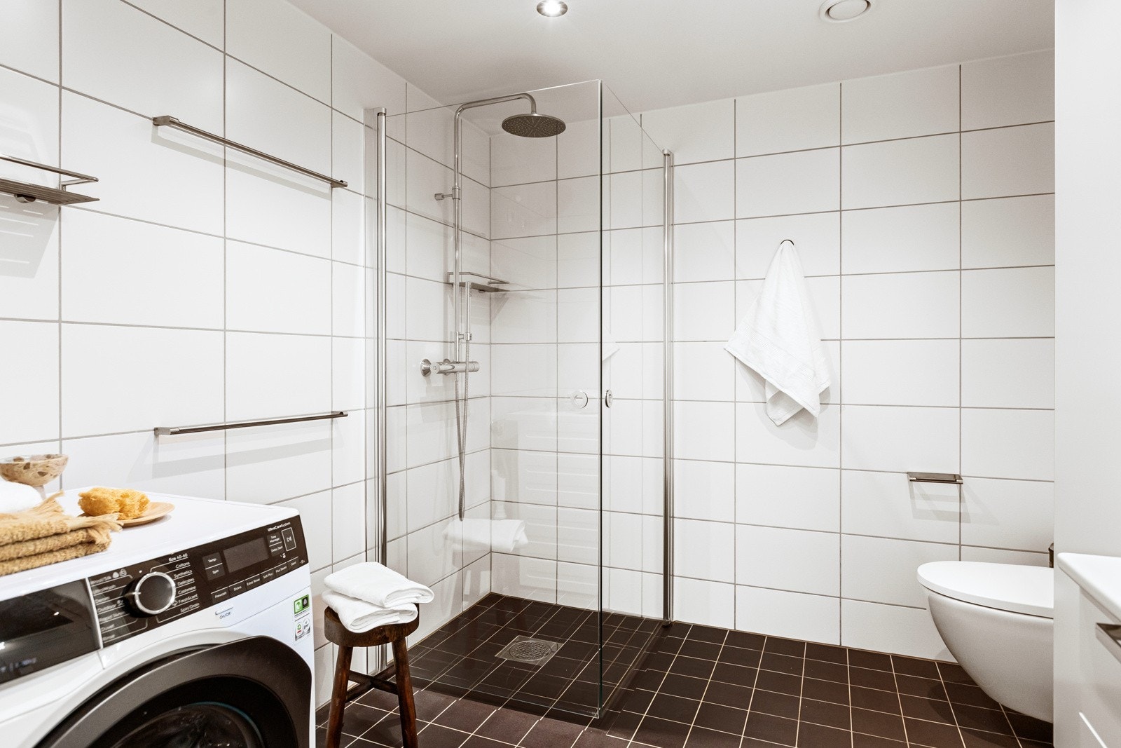 Videre er det et pent flislagt bad med gulvvarme. Galleribilde