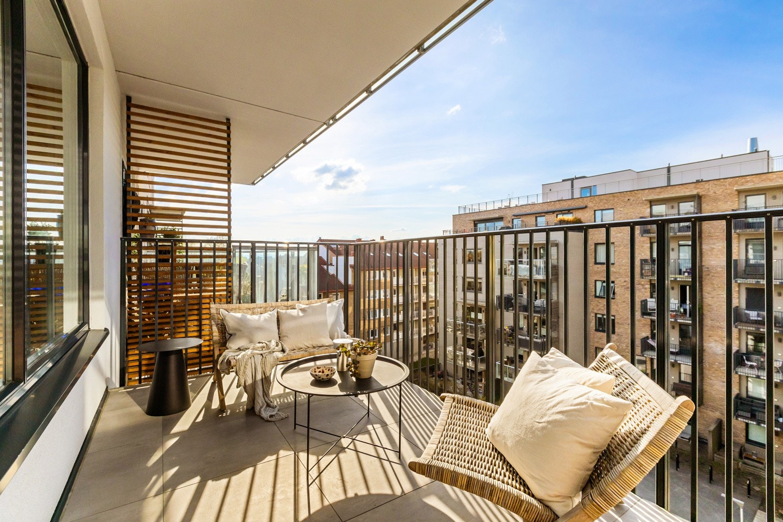 Fra stuen er det utgang til en stor, solrik balkong. Galleribilde