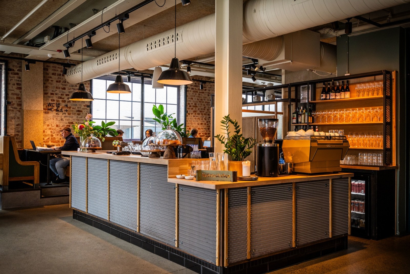 I januar 2024 åpnet Carls med sine 3000 kvadratmeter, som inkluderer uteservering, vinbar, restaurant, kafé og to arrangementsrom. Galleribilde