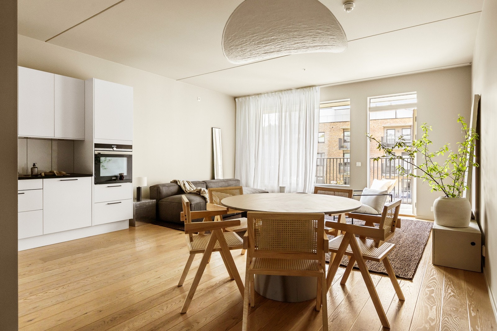 Oppholdsrommet kombineres med både sone for stue, spisestue og tv-stue - alt på en flate. Galleribilde