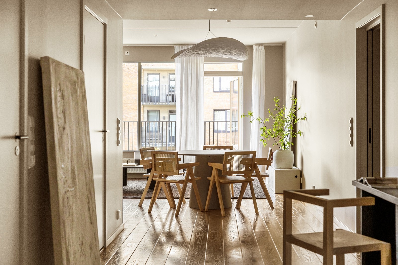 Leiligheten har en gjennomgående og romslig planløsning med to balkonger. Galleribilde