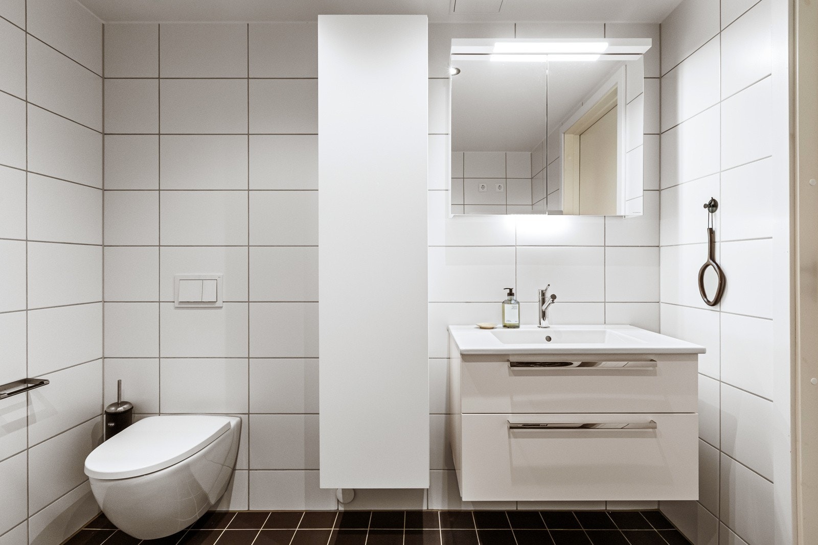 Vegghengt skapinnredning, speil og vegghengt toalett. Galleribilde