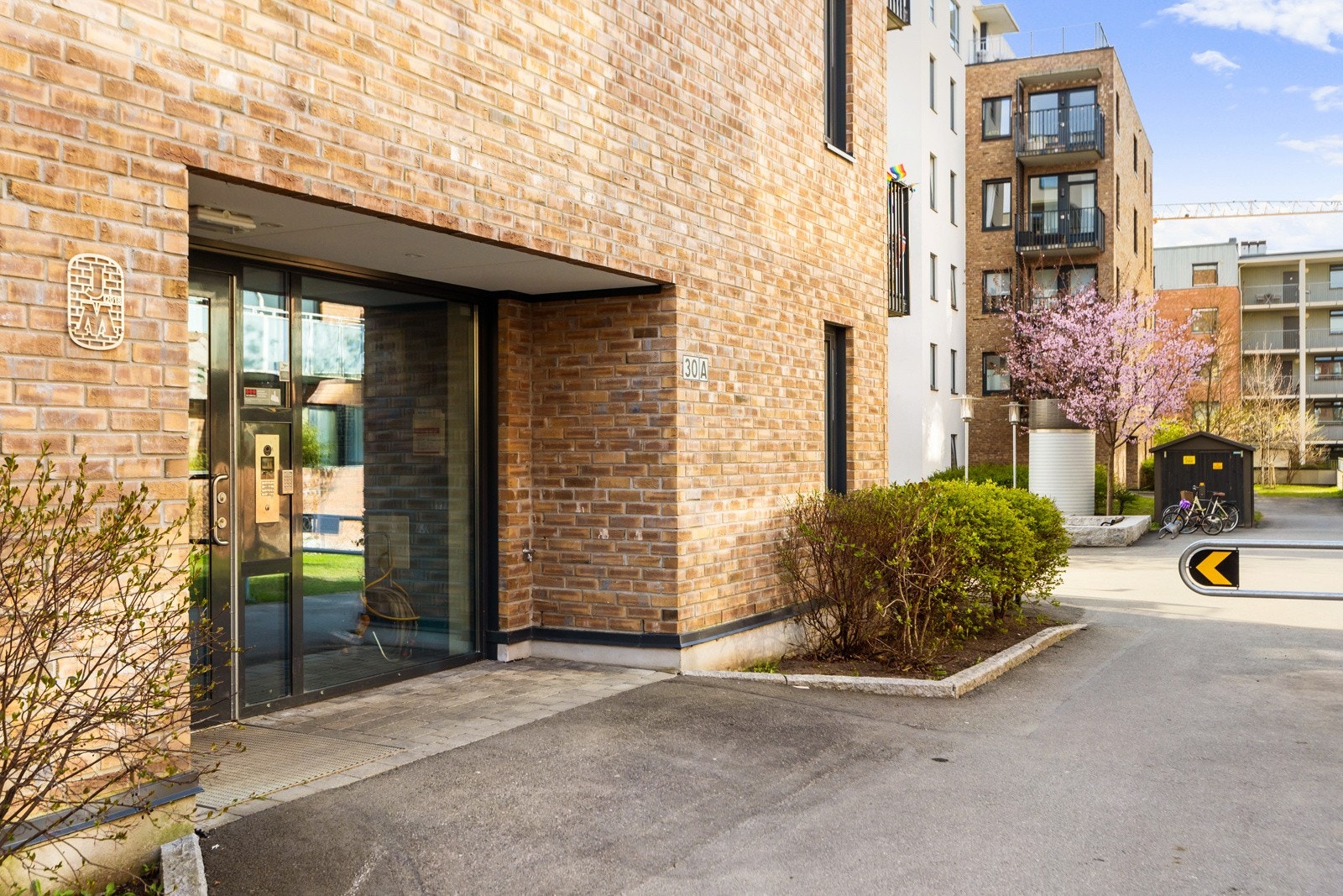 Pent og representabelt inngangsparti. Galleribilde