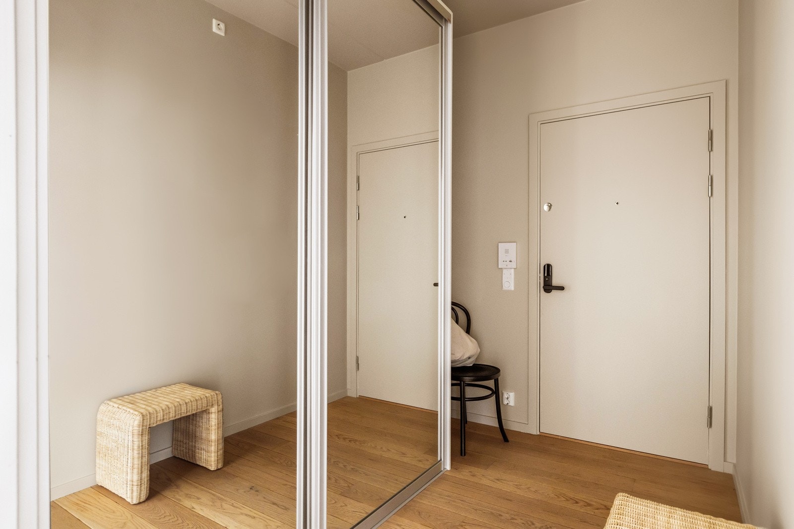 Entréen har god plass for oppheng av yttertøy og oppbevaring av sko. Galleribilde