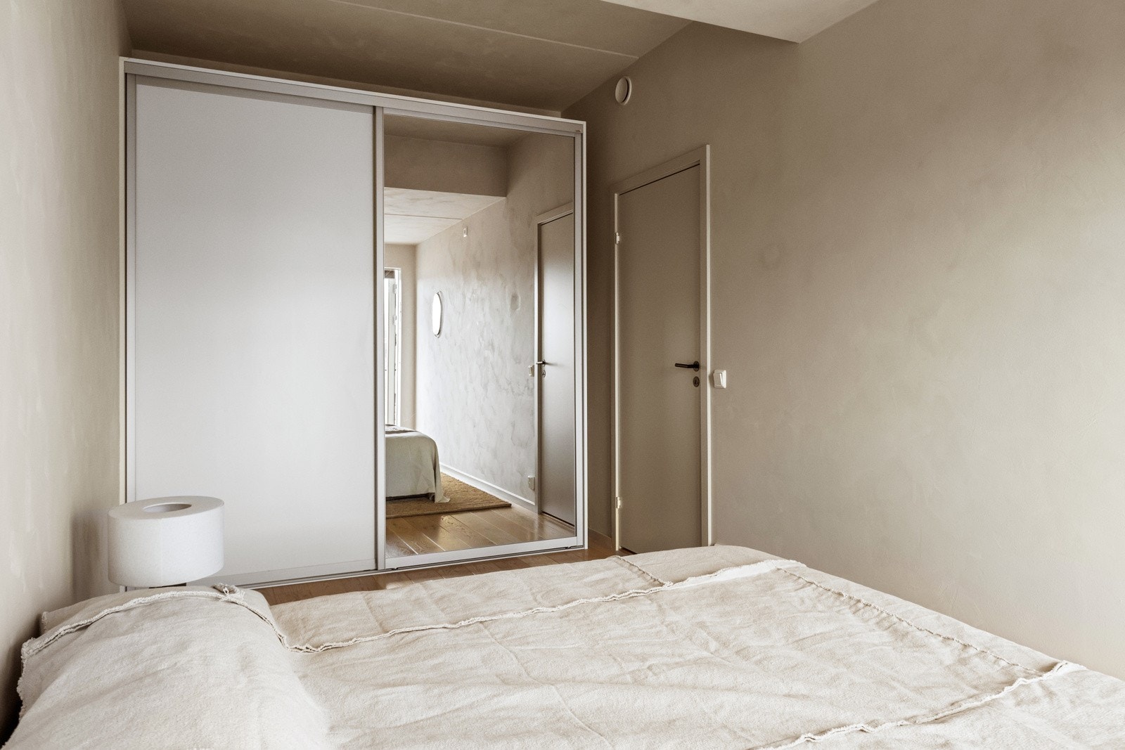 Skyvedørsgarderobe med god oppbevaringsplass. Galleribilde