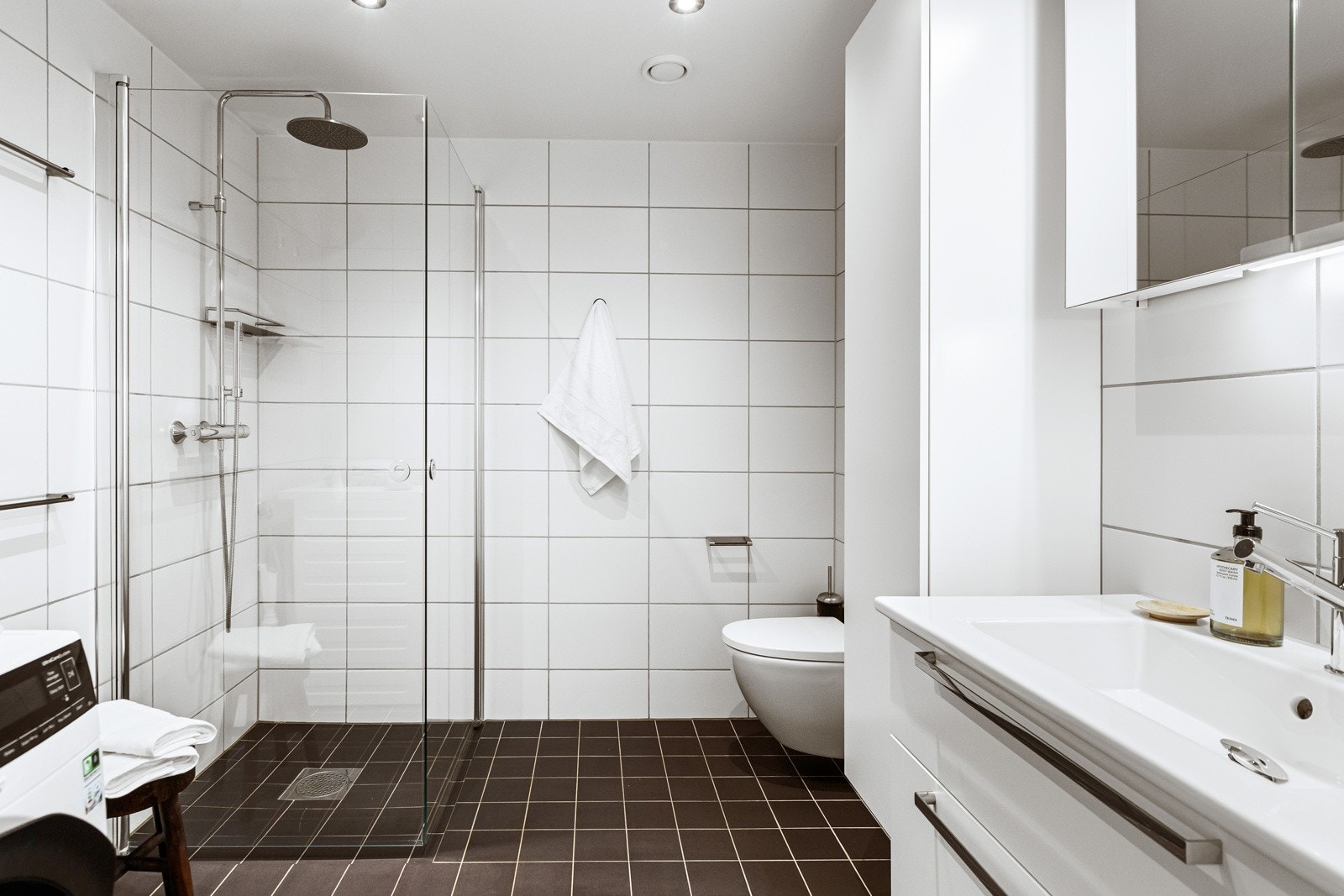 Tidsmessig utseende med svarte gulvfliser og hvite veggfliser. Galleribilde