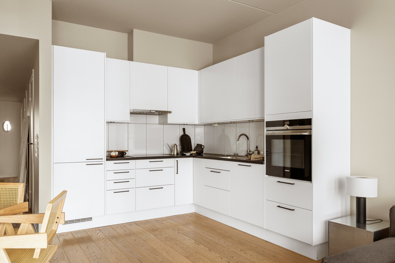 Moderne kjøkkeninnredning med en fin kombinasjon av både skap- og benkeplass. Galleribilde