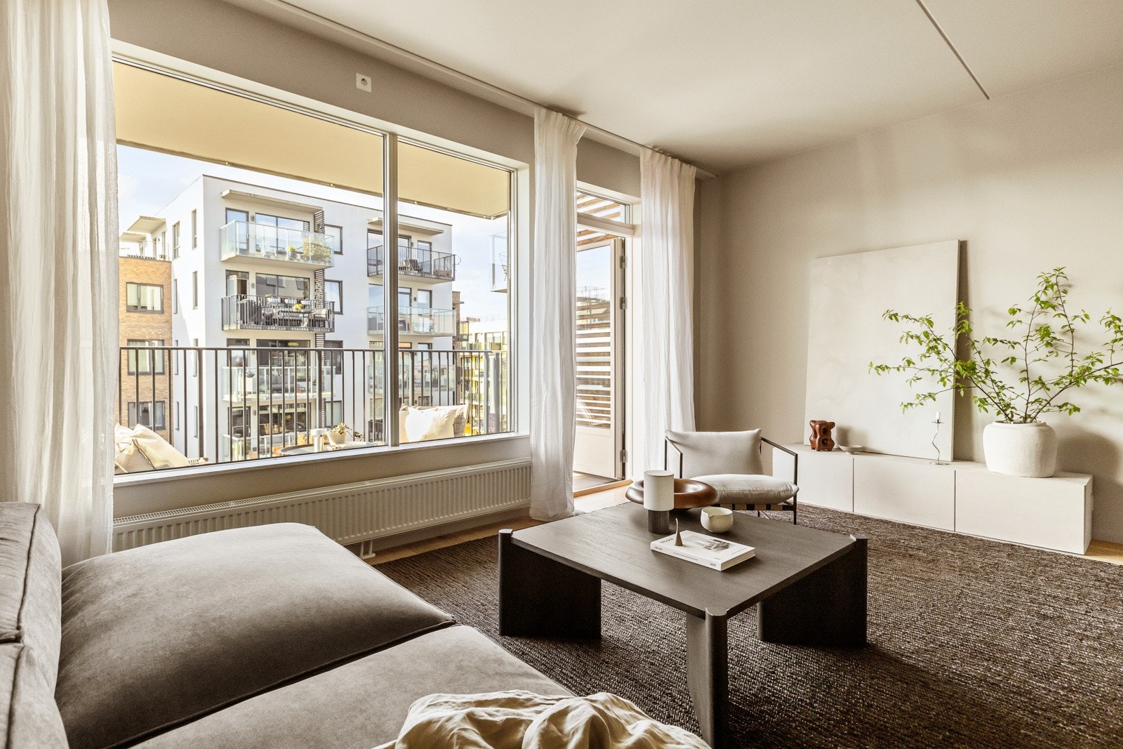 Leiligheten preges av store vindusflater som slipper inn rikelig med naturlig lys, i alle rom. Galleribilde