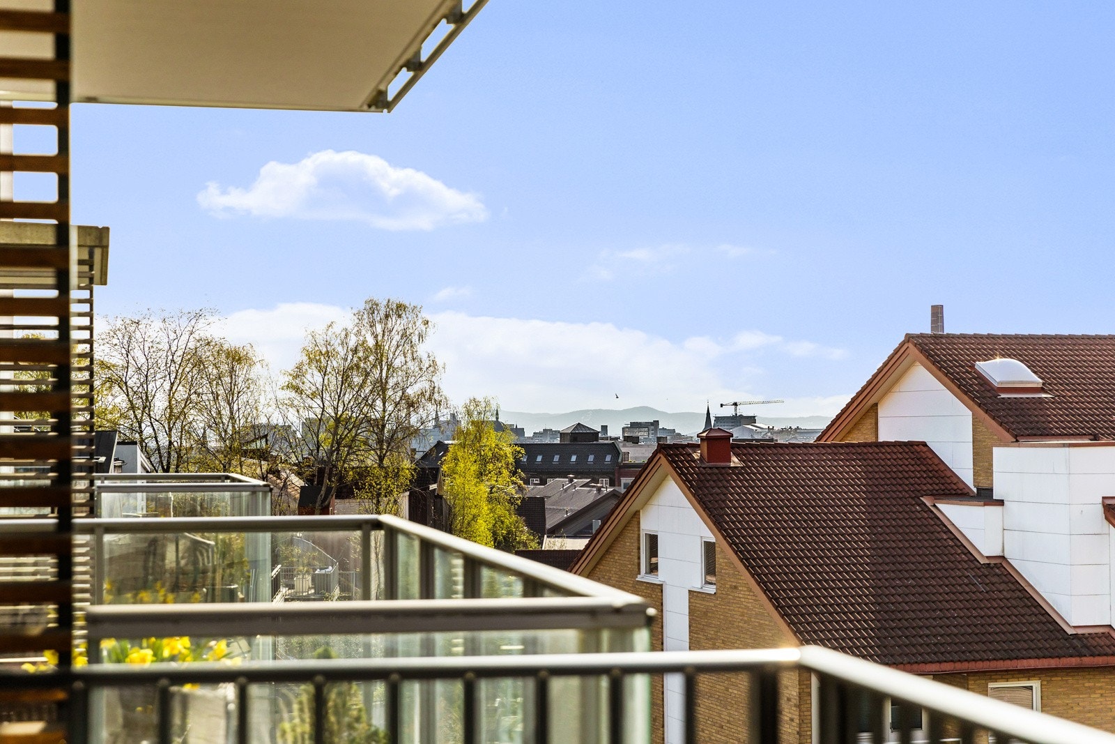 Fra den største balkongen er det flott utsikt over nærområdet. Galleribilde