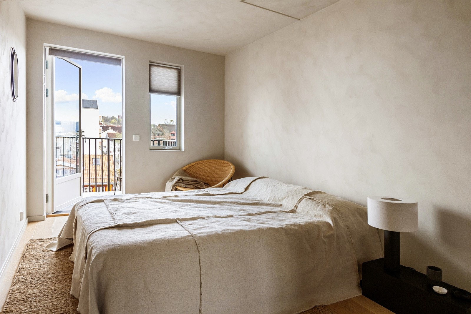 Romslig hovedsoverom med god plass for dobbeltseng og tilhørende nattbord på hver side. Galleribilde