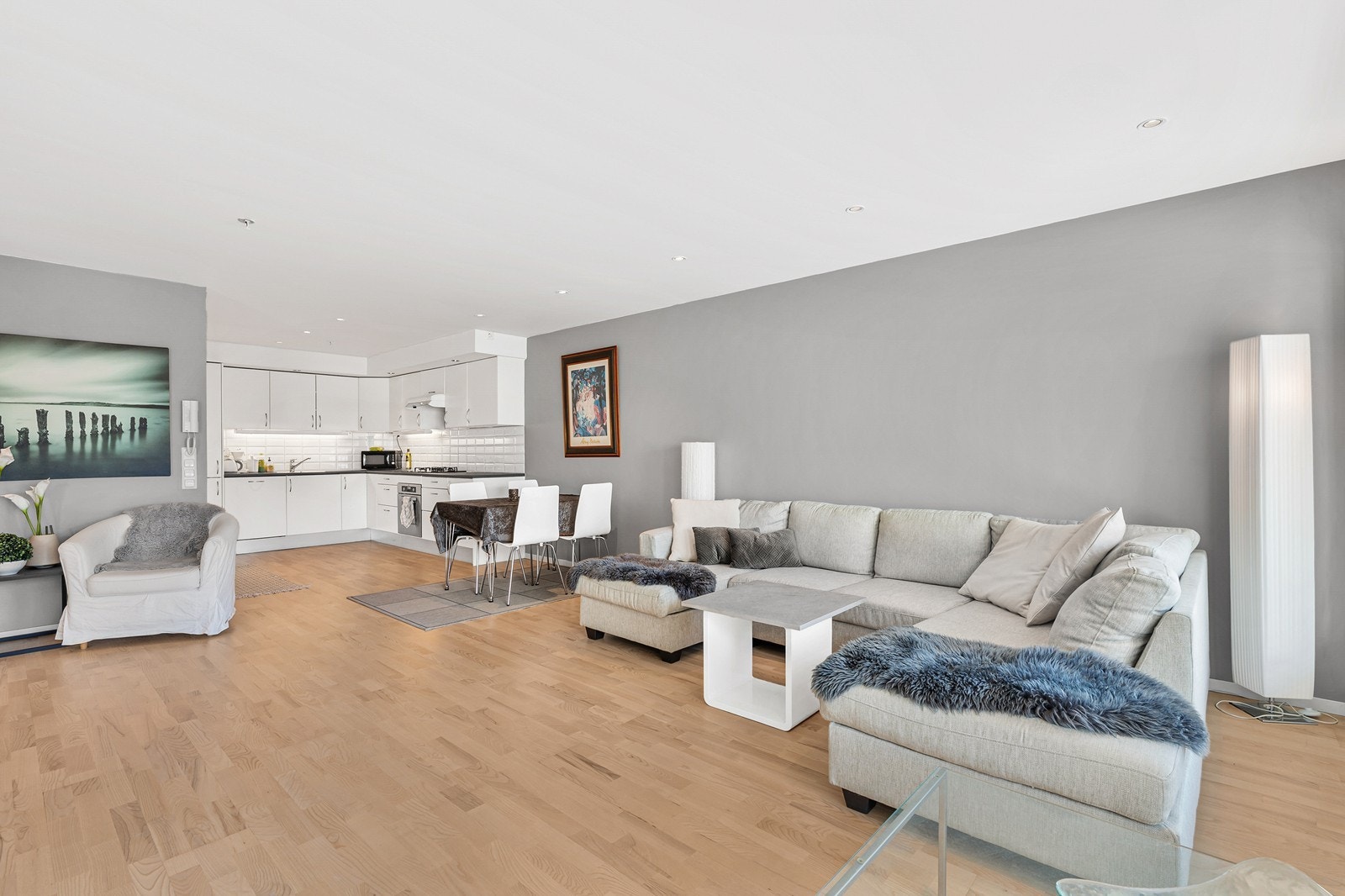 Stuen er lys og luftig med god plass til både stor sofagruppe og spisebord Galleribilde