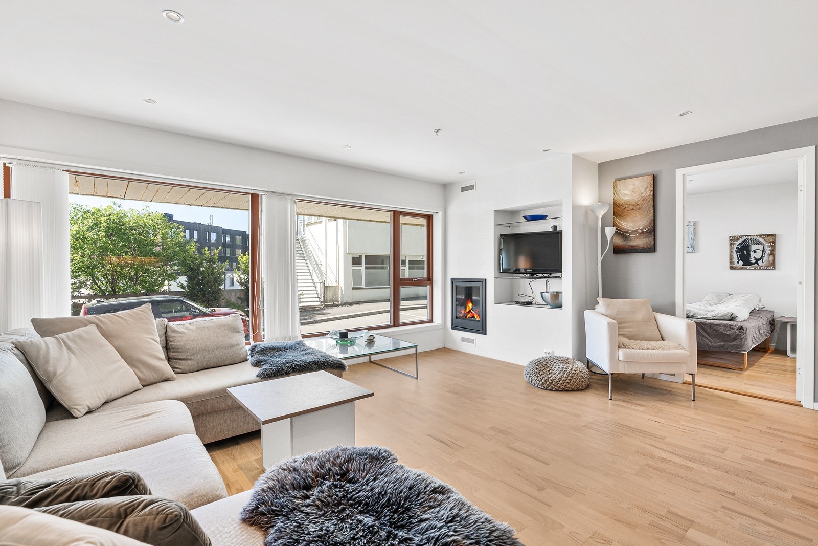 Eikeparkett på gulv, hvitmalte vegger og spotbelysning i tak gir rommet et moderne og tidløst preg Galleribilde