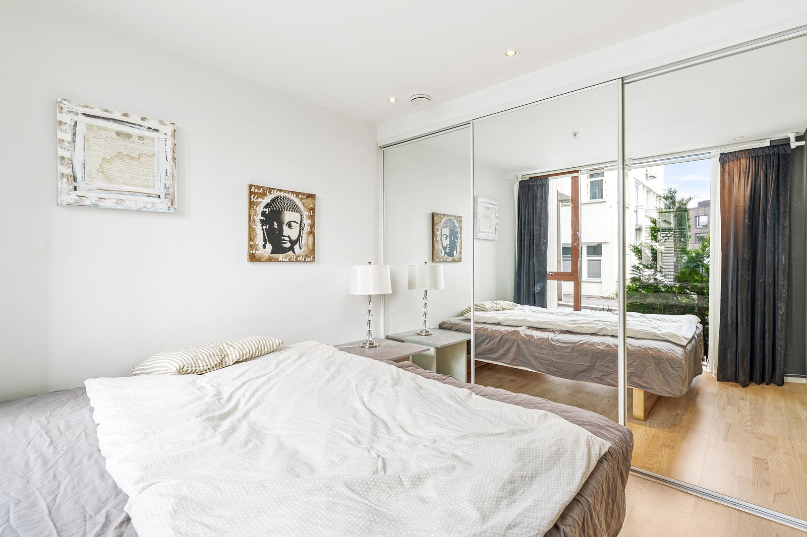 Skyvedørsgarderobe med speil gir god lagringsplass Galleribilde