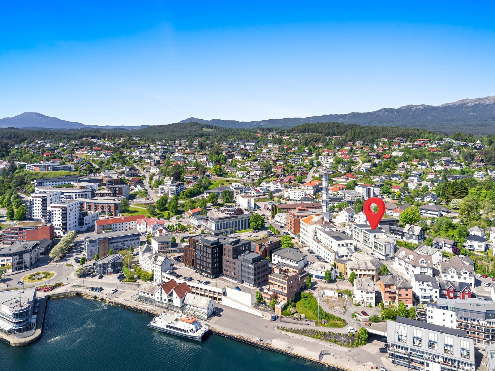 Leiligheten har en sentral beliggenhet midt i Leirvik sentrum med gangavstand til alle servicetilbud Galleribilde