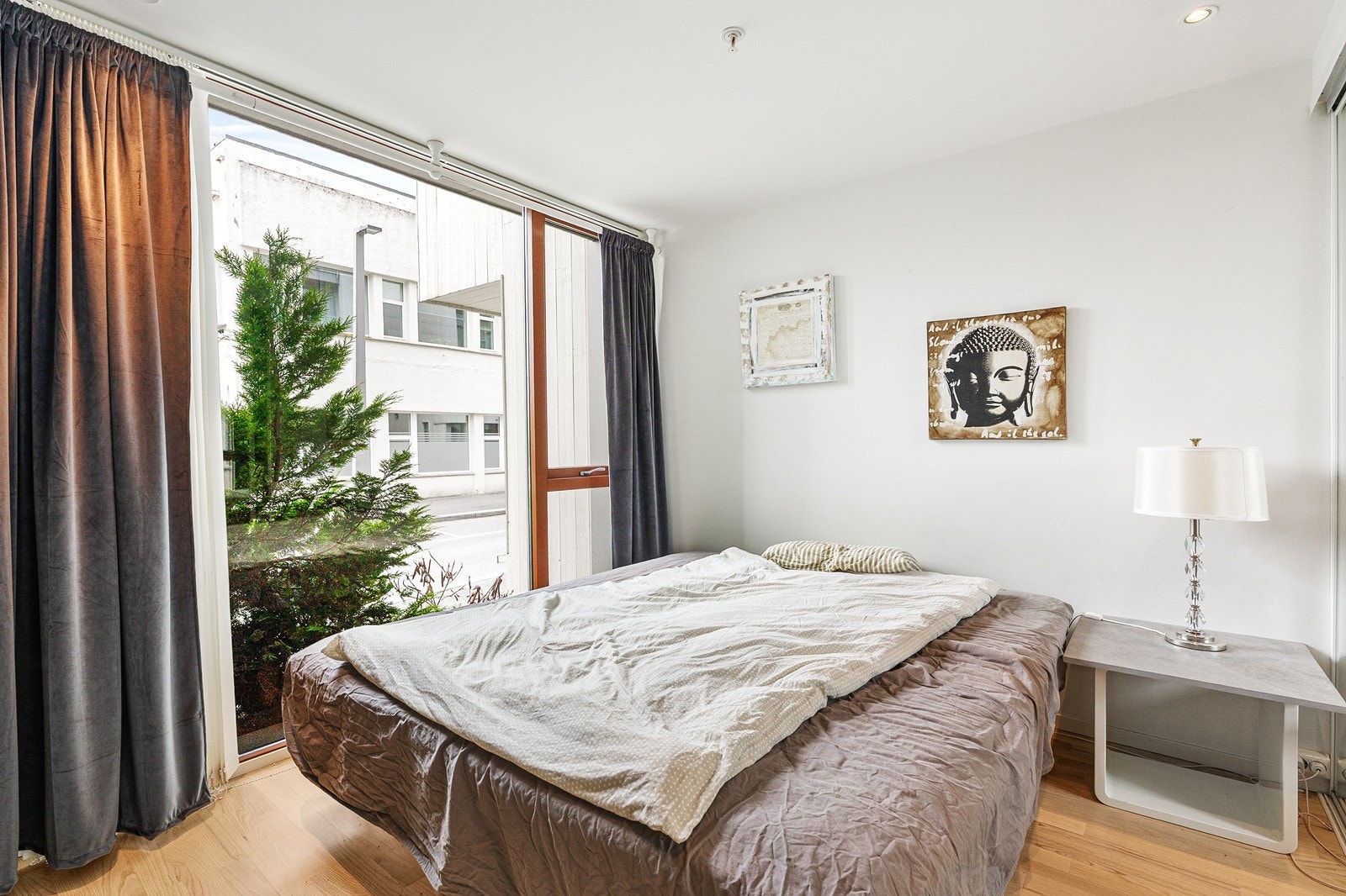 Romslig soverom. Galleribilde