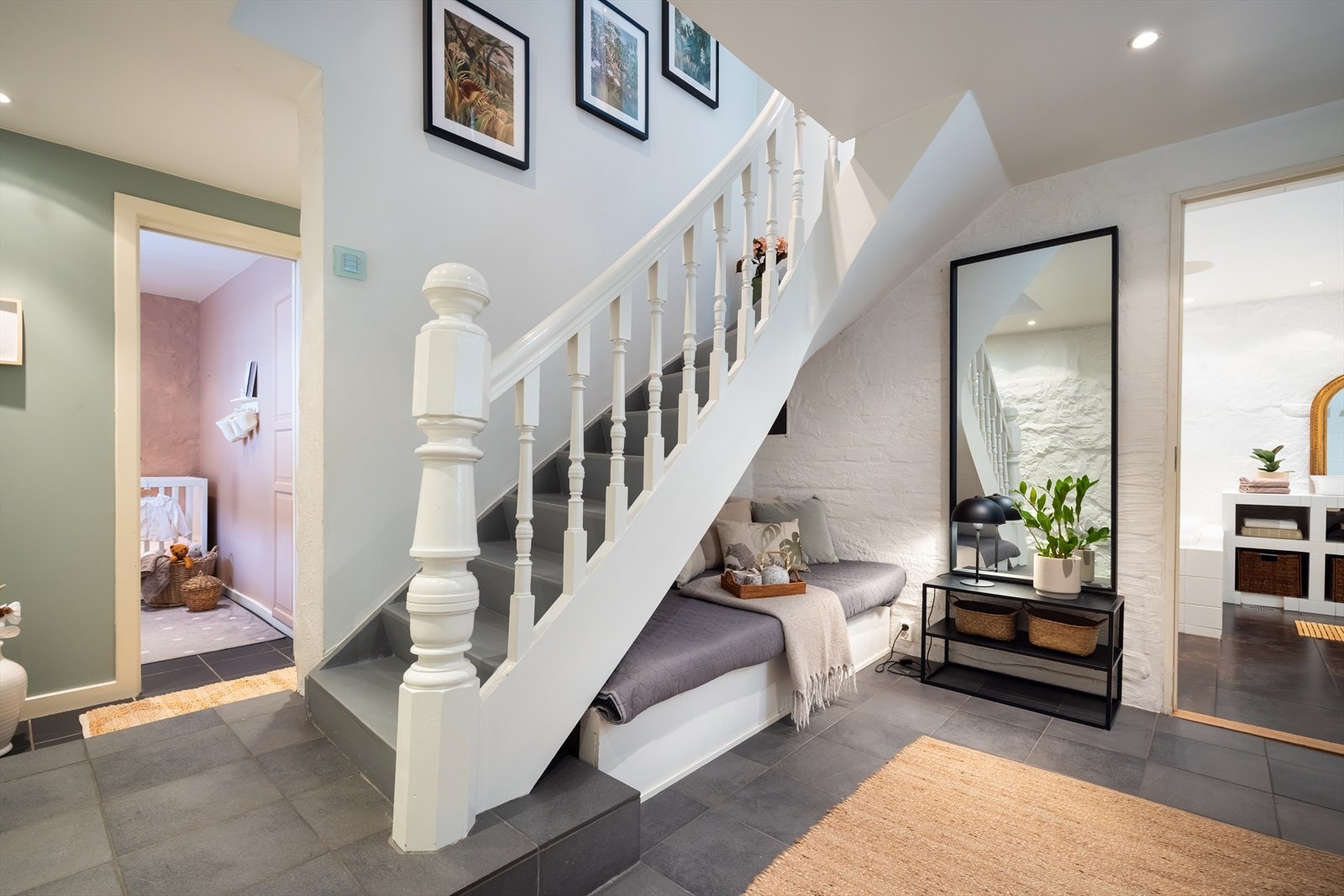 Rommene i kjelleren er ikke byggemeldt for varig opphold, og inndelingen av seksjonens avgrenseninger mot fellesareal stemmer ikke med de byggemeldte tegningene. Galleribilde