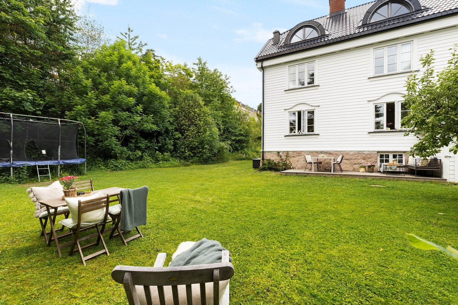 Stor, flott felles hage Galleribilde