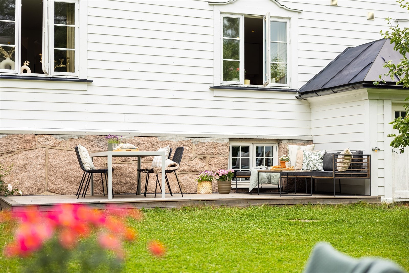 Leiligheten disponerer 14 kvm. med sørvendt terrasseplatting Galleribilde