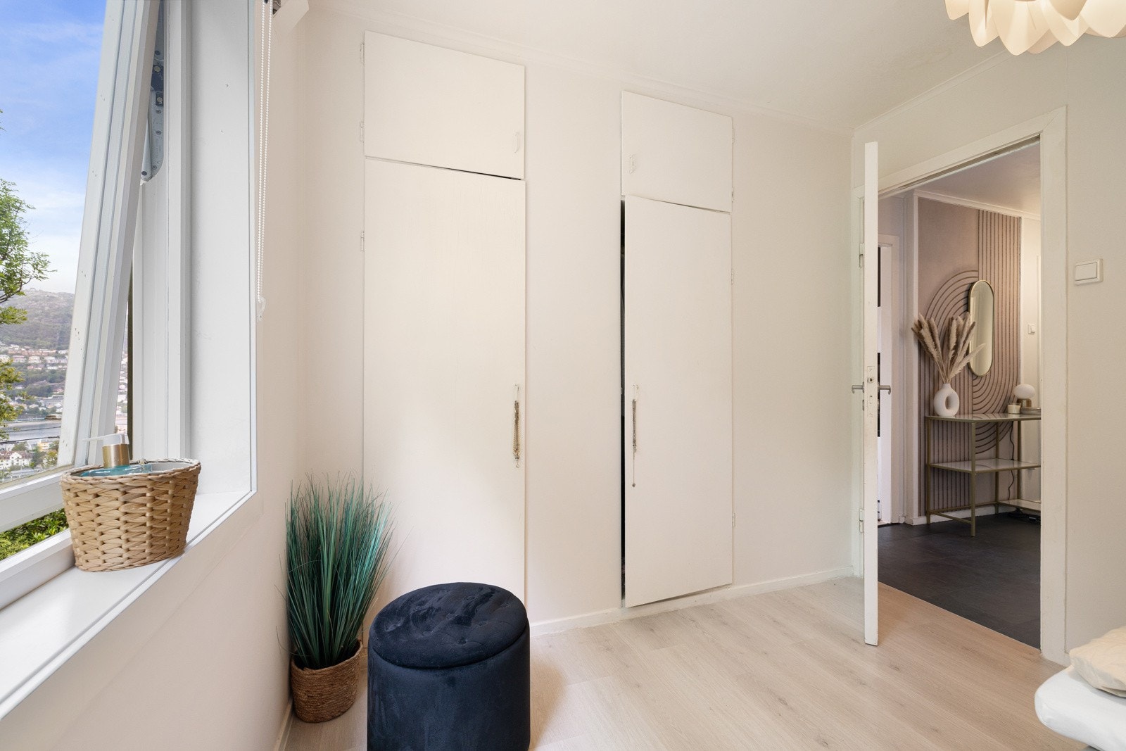 Det er plassbygde garderobeskap på dette soverommet. Galleribilde