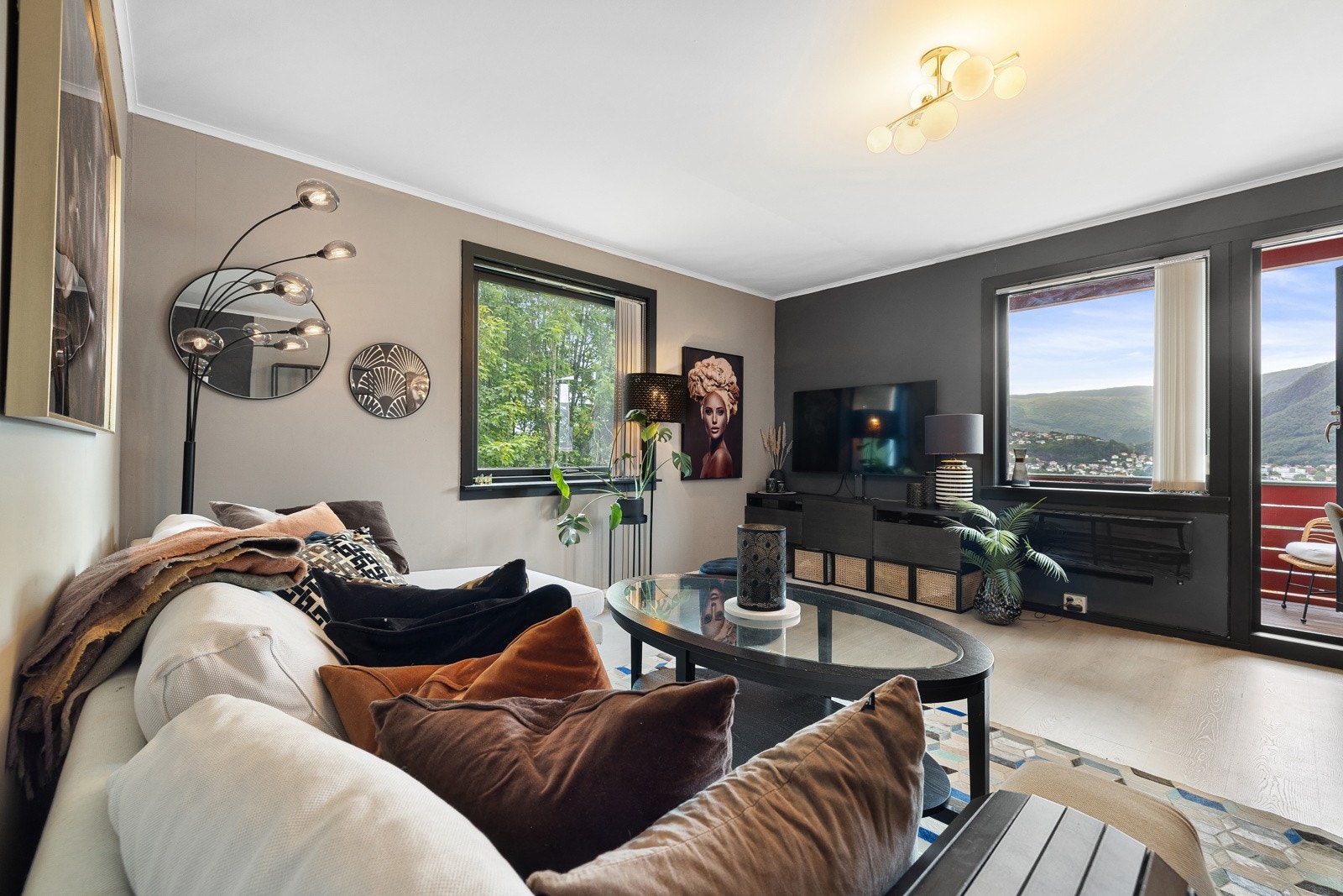 Vinduene i leiligheten ble skiftet i 2014 (verandadør i 2011). Kabel-TV og bredbånd (basispakke) via Bergen Fiber / Altibox, er blant annet inkludert i månedlig felleskostnad. Galleribilde