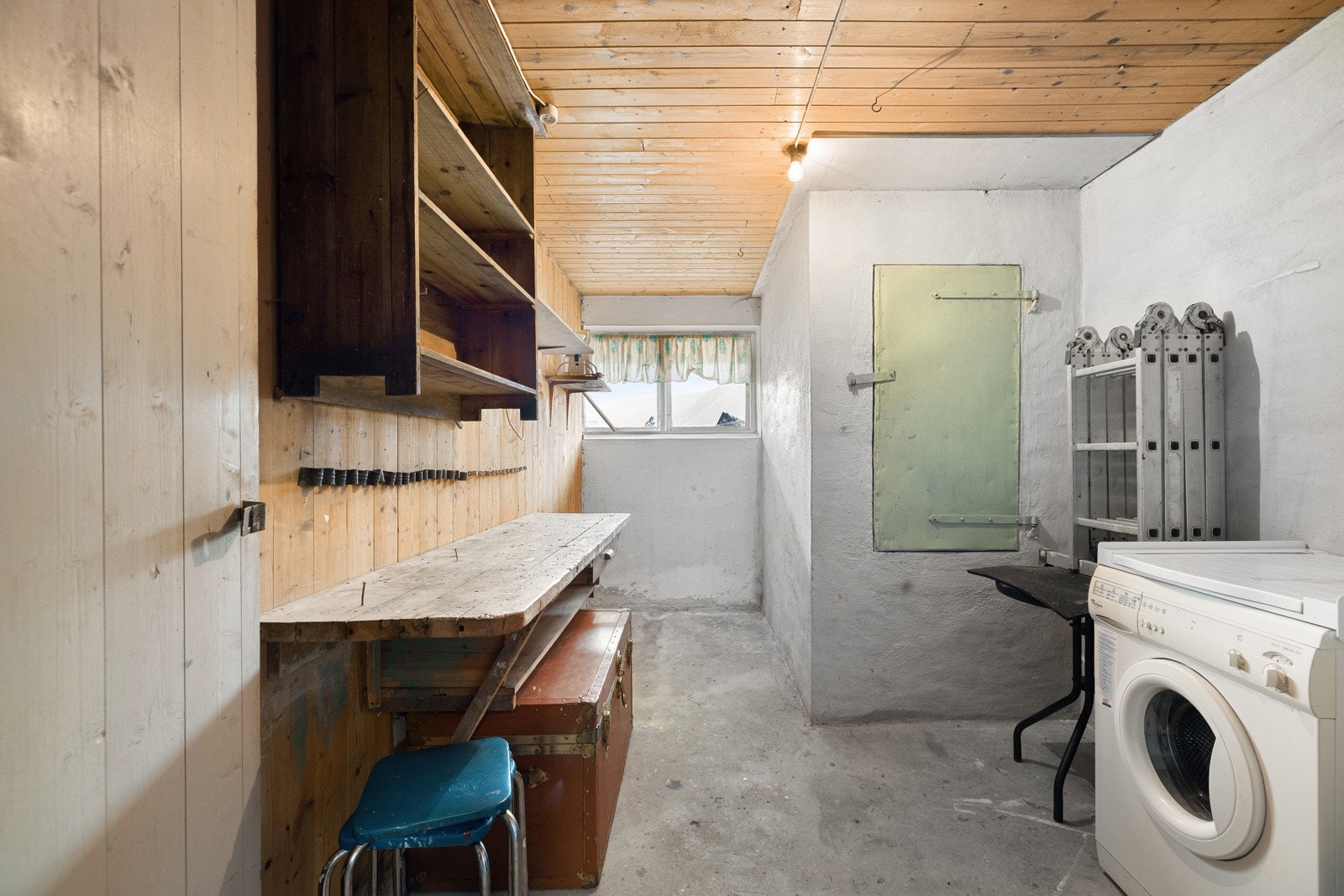 Ett av flere rom som må ombygges iht. rammetillatelsen. Innmurt oljetank må eventuelt fjernes som en del av tiltaket. Galleribilde