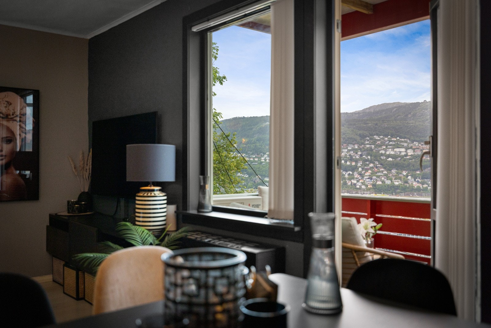Fra stuen har man direkte adkomst til verandaen. Varmepumpen er plassert under vinduet. Galleribilde