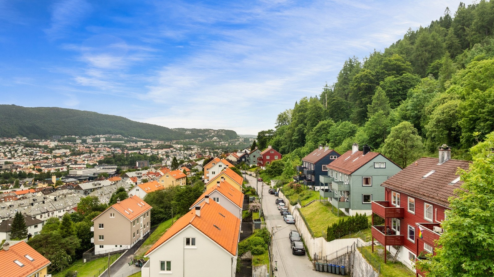 Fra området er det kort gåavstand til bussforbindelse, nærbutikk og nydelig turterreng i Løvstien. Likeledes er det rundt 15 minutters gange til Danmarks plass og bybanens stoppested. Galleribilde