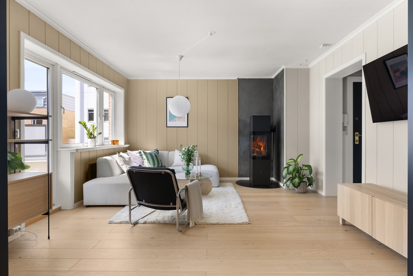 Gulvet er belagt med lys parkett, og veggene har malt panel. Takhøyden her er målt til ca. 2,50 meter. Galleribilde