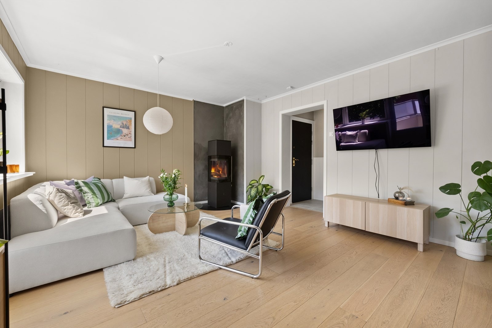 Stuen byr på en flott peis som gir godt med varme på kjøligere dager, samt ekstra hyggelig stemning. Galleribilde